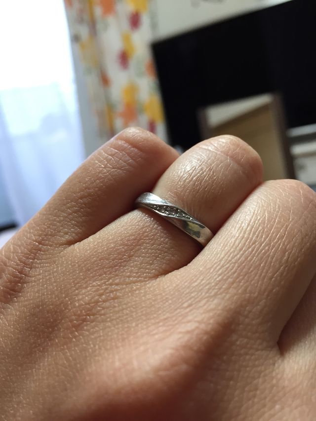 結婚指輪をつけているところです。