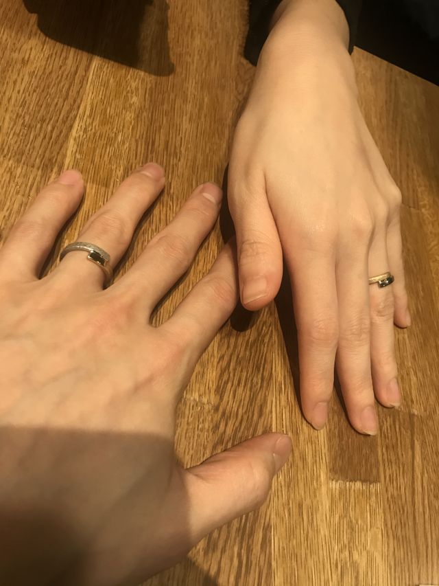 彩波をベースに石地の質感を合わせた指輪
ブラウンGとプラチナ