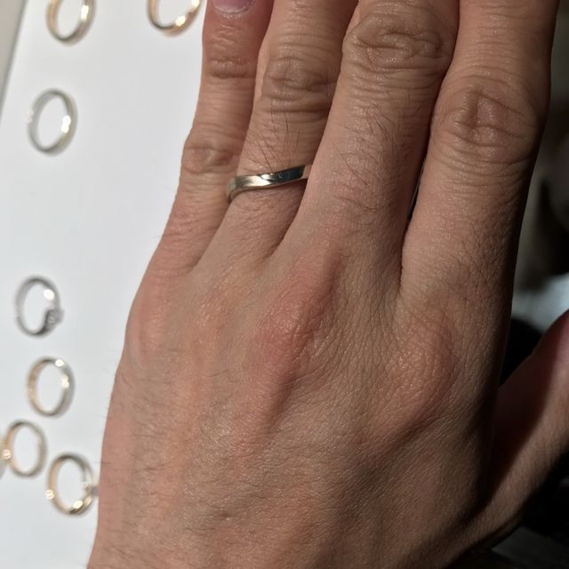 少しひねりがあるシルバー型タイプの結婚指輪でした。