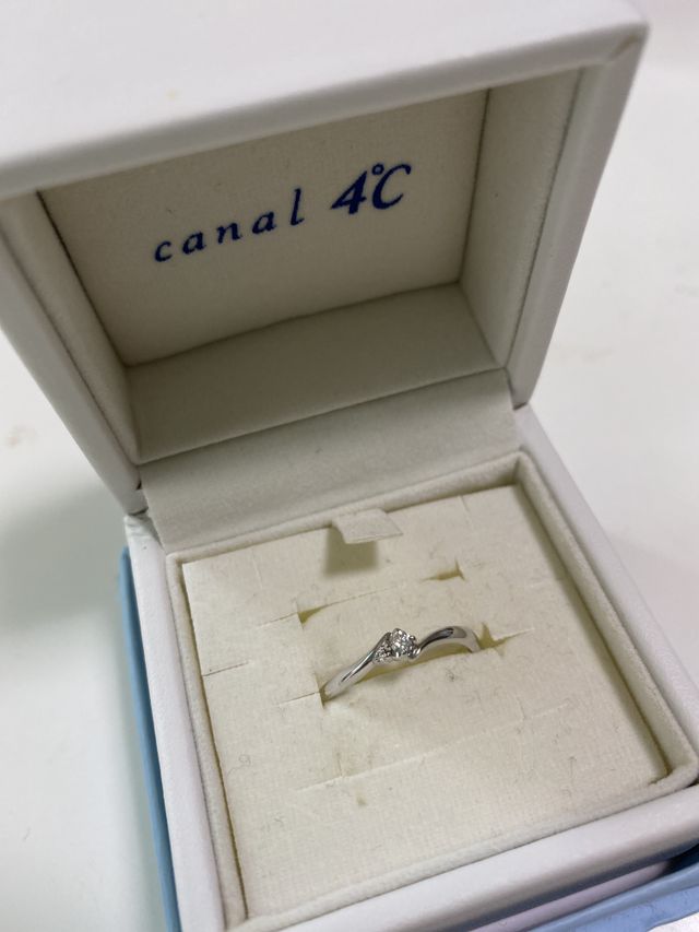 真ん中にダイヤモンドがあるシルバーデザインです。