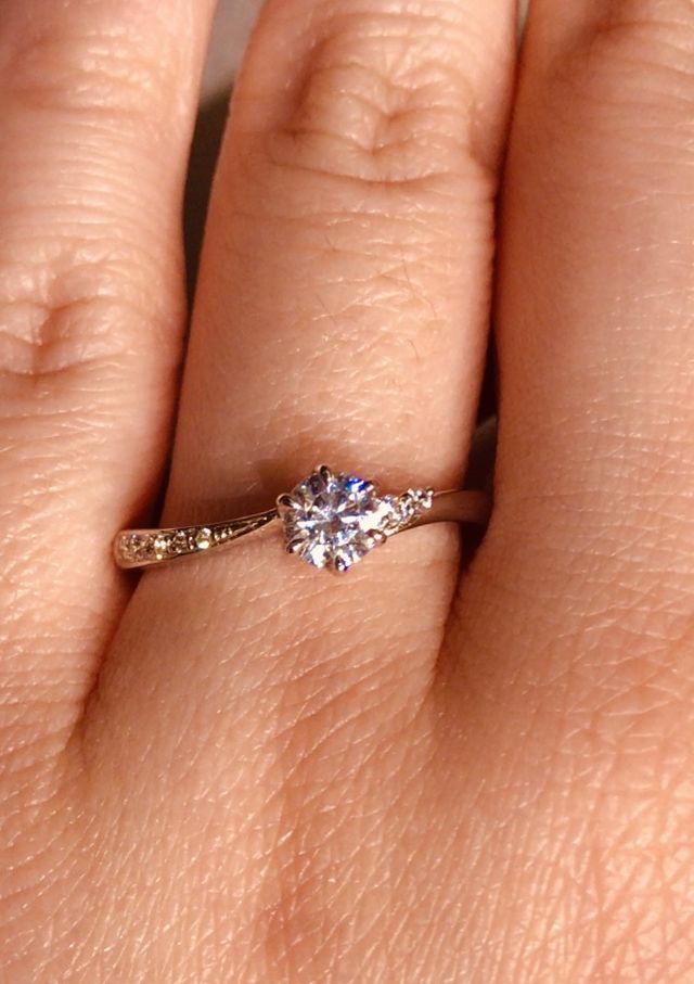 アイプリモのアンドロメダと言うエンゲージリングです。