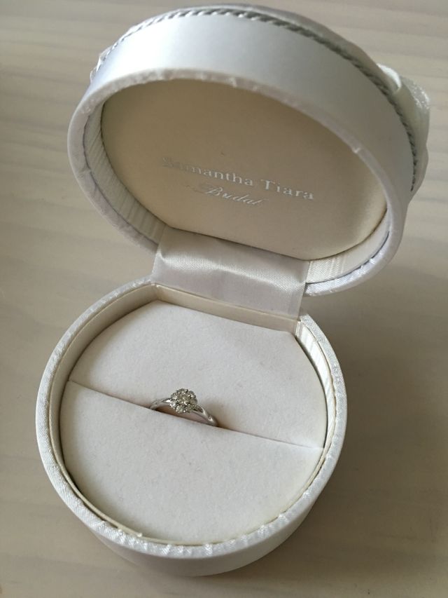 花言葉が幸福な家庭の、いちごの花がモチーフになっています。