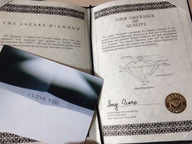 石に彫られている写真と鑑定書です