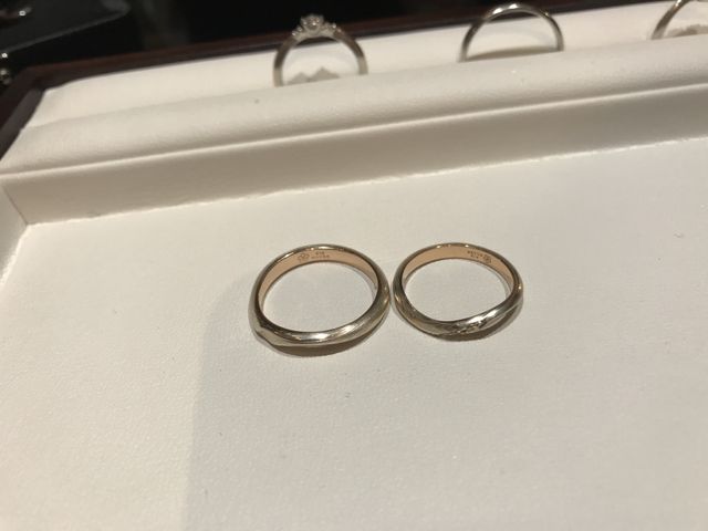 ペアで同じ地金を使うので、世界にひとつのお揃いリングに。