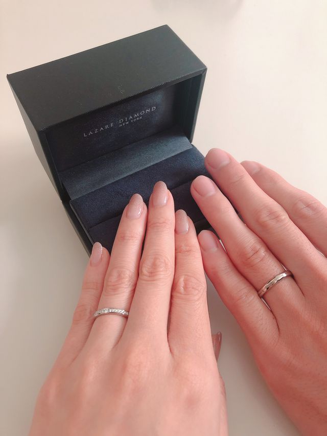 女性用はセンターに大粒ダイヤモンドがあり上品なリングです。