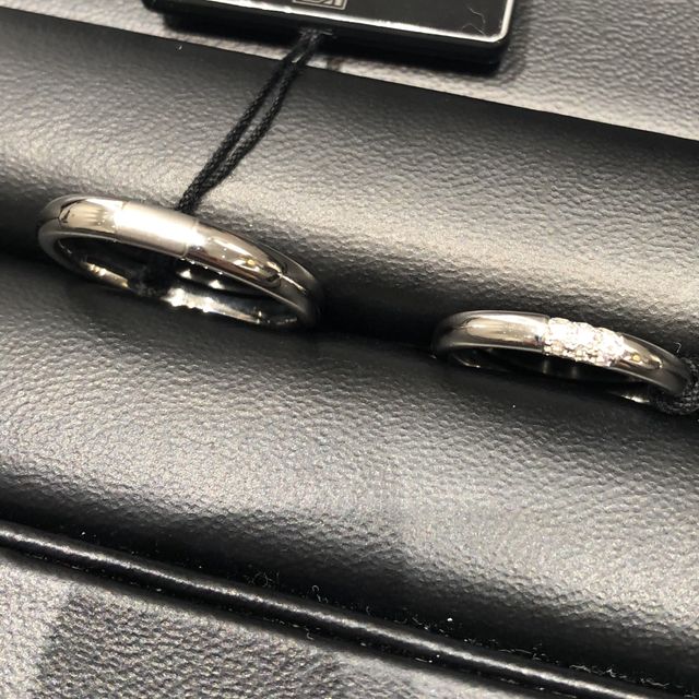 シンプルなペアの結婚指輪です。