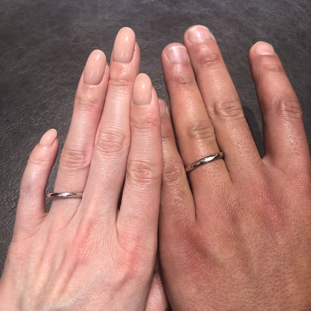 シンプルなペアの結婚指輪です。