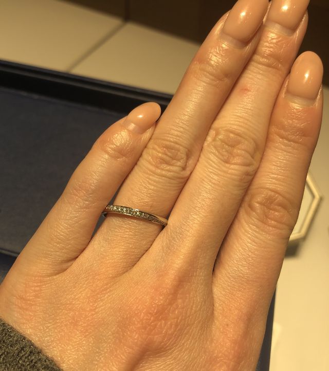 ダイヤが表面に施された結婚指輪です。