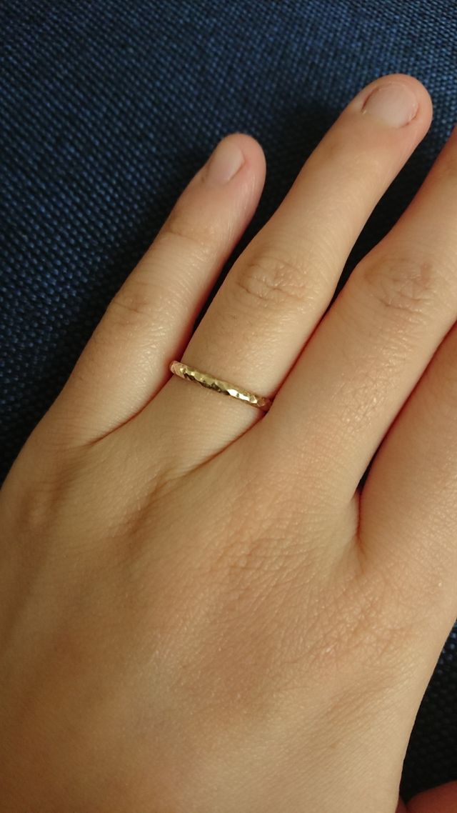 ゴールドの細身です。