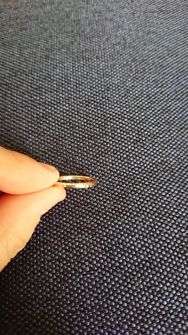 内側にI'm in love with you.と刻印あり。