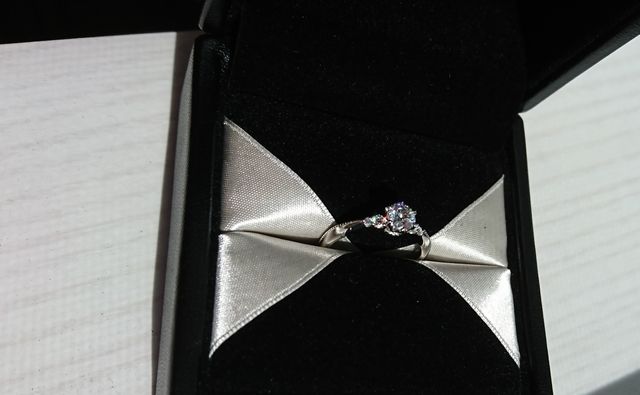 中石は、ハートの形をした６本の爪で留められています