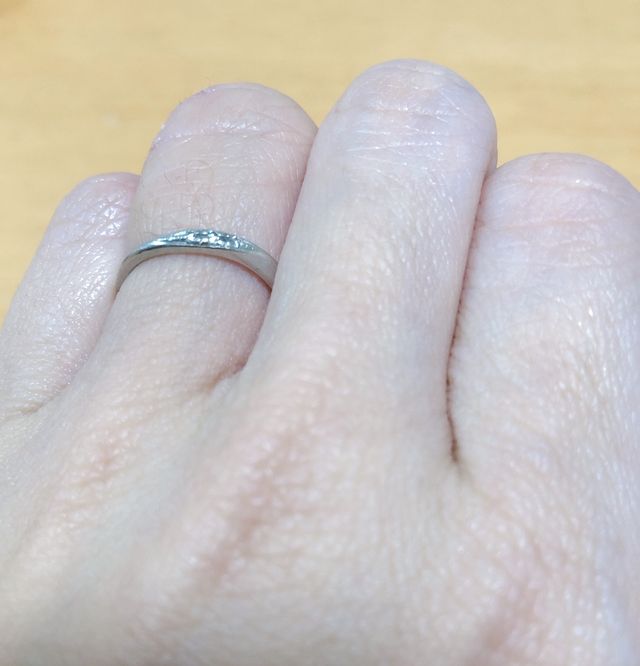 ねじれとダイヤが3つ並んでるよくあるデザインです。