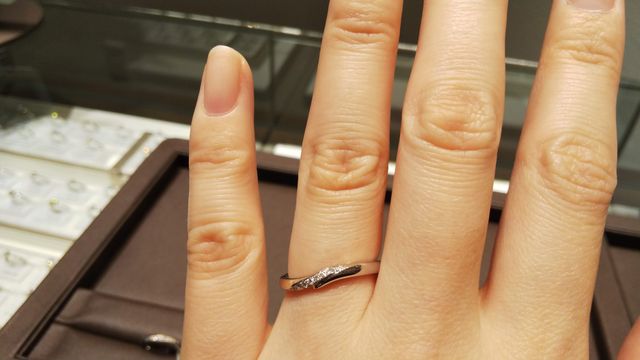 ウェーブの形がキレイな指輪です。