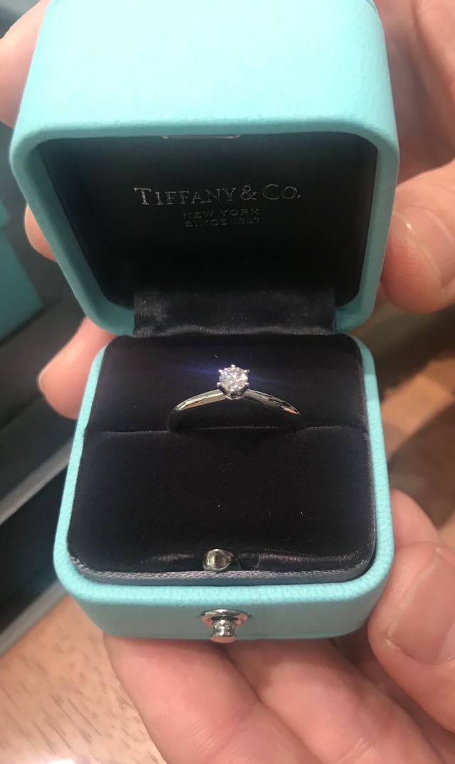 指輪を初めて受け取った瞬間に撮った写真です