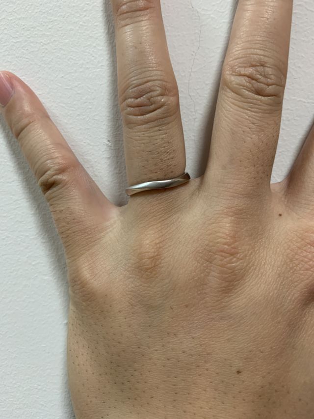 新郎の指輪(艶消し加工を施してもらいました)
