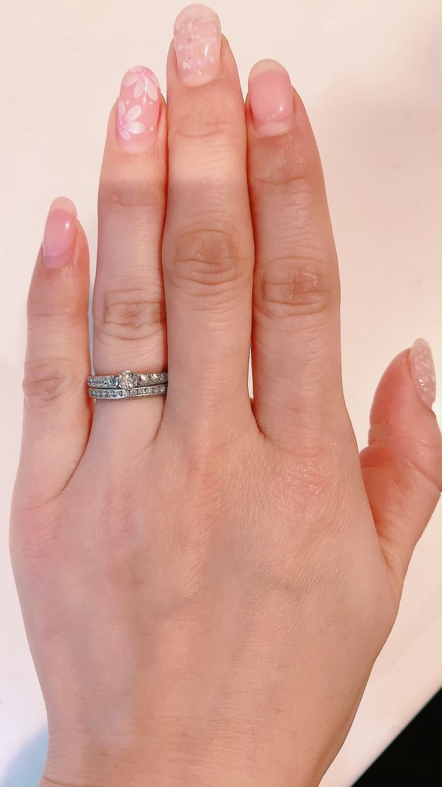 ティファニーの結婚指輪と重ね付けしたところです。