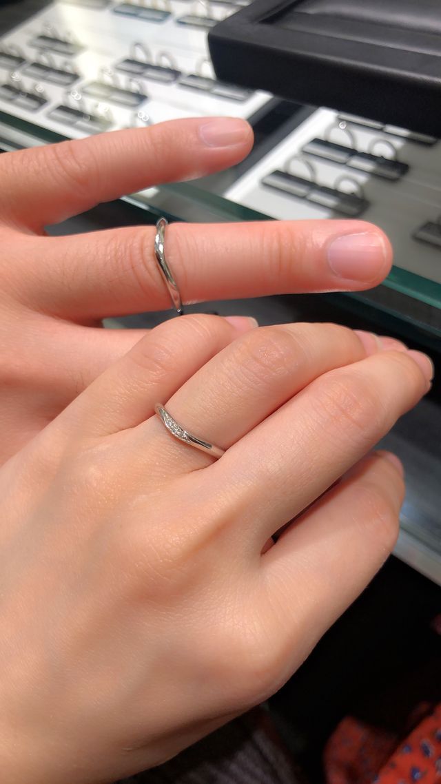 ウエーブの形が指に沿っているので指を長く見せてくれます。