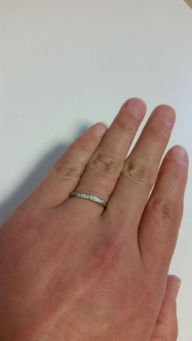 まっすぐなリングに、ななめのダイヤのデザイン♪