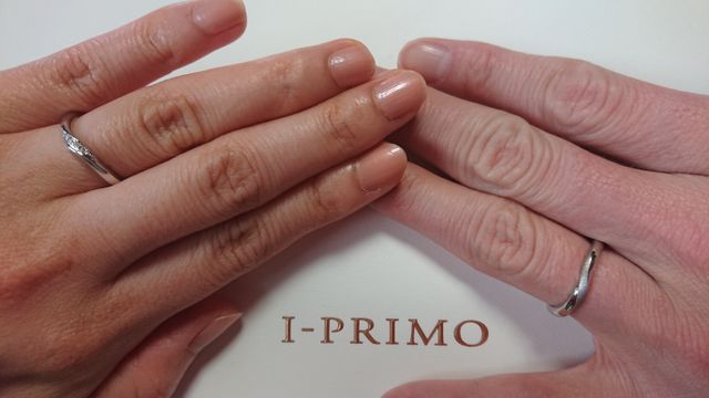 右が男性、左が女性のリングです