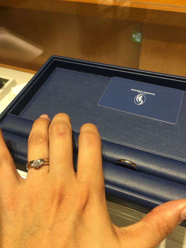 婚約指輪と結婚指輪を重ねて着用しています