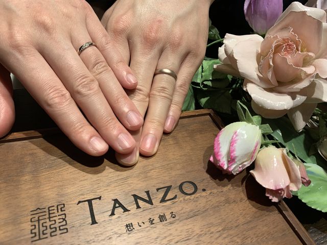 フルオーダーメイドで、二人とも色はコーラルゴールドです。