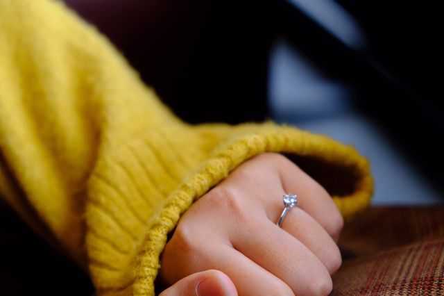 プロポーズした次の日の指輪をつけてもらった写真です。