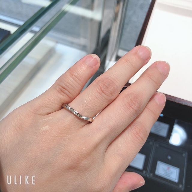 Vラインで指を綺麗に見せてくれます。