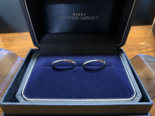 形がお揃いの指輪です。シンプルでとても可愛らしいです。