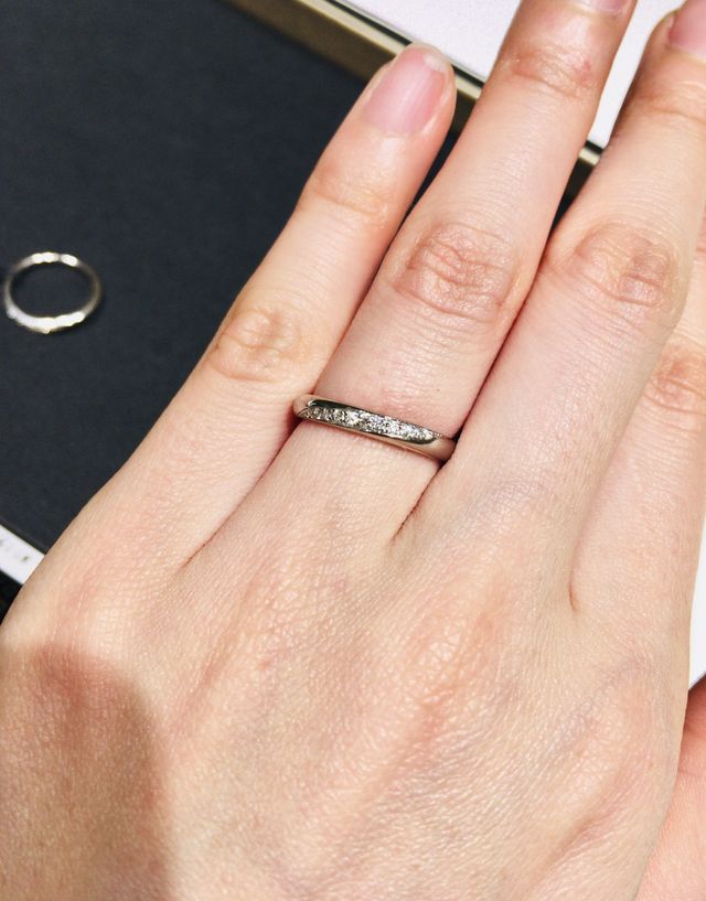 ストレートなリングに斜めにダイヤが入るデザイン。