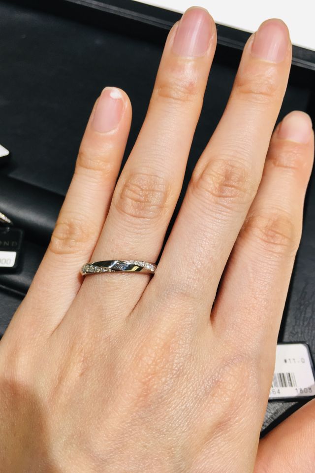 太めのリングと2ラインのダイヤが印象的なデザイン。