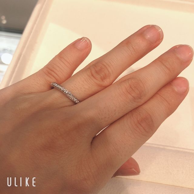 両側から流れるようなラインのダイヤが入っていてとても綺麗です