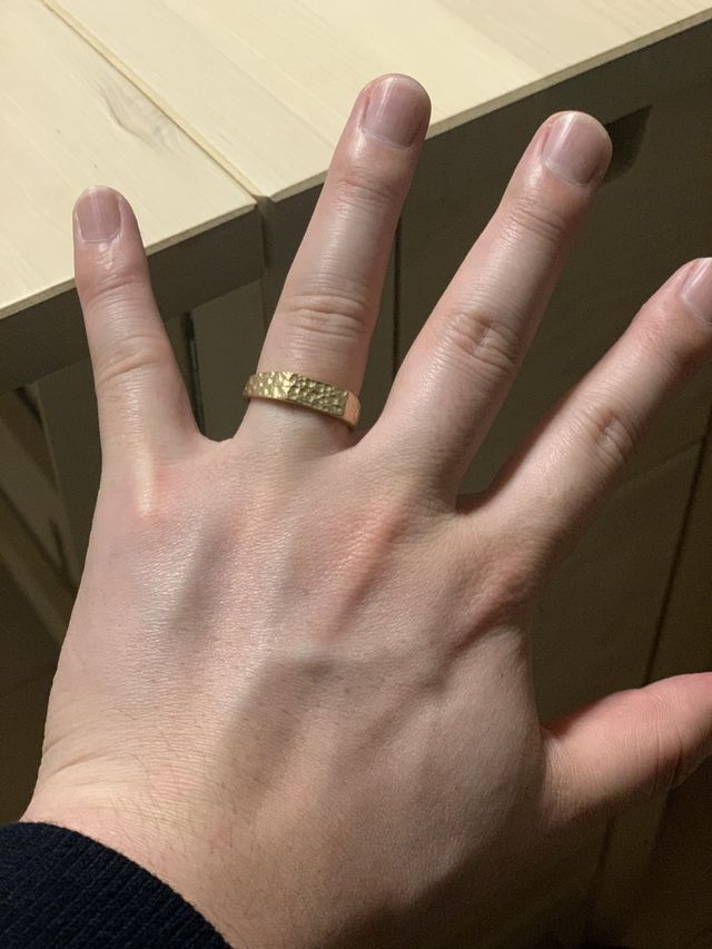 男性19号着用時。スタンダードな結婚指輪より太めのデザイン。