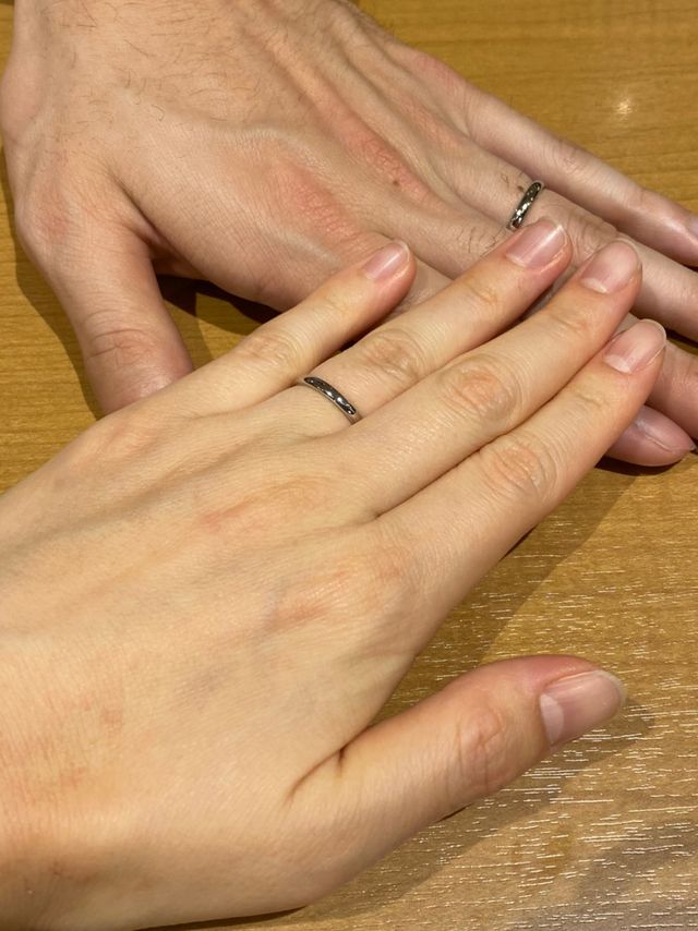 ダイヤも何もないシンプルな指輪です。