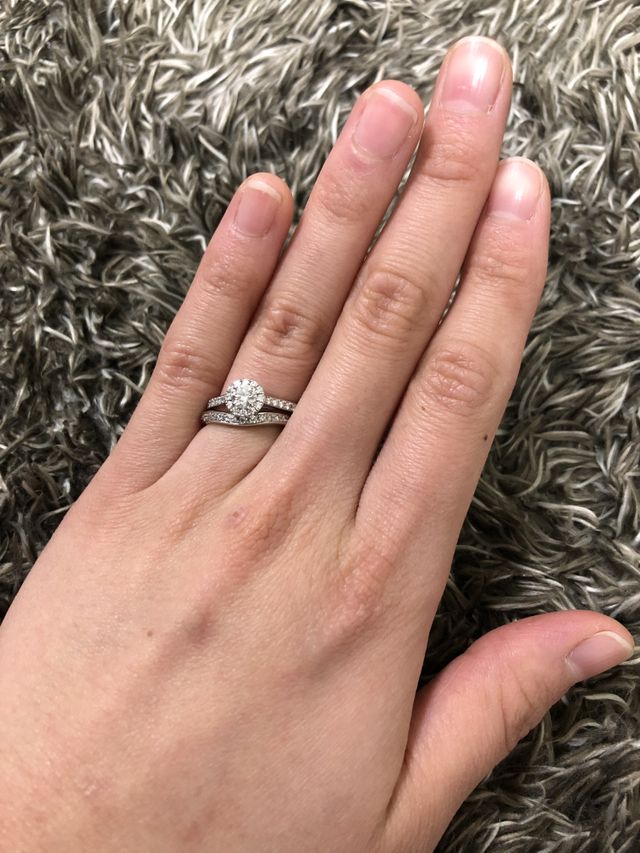 婚約指輪と重ね付けをした場合のお写真です。