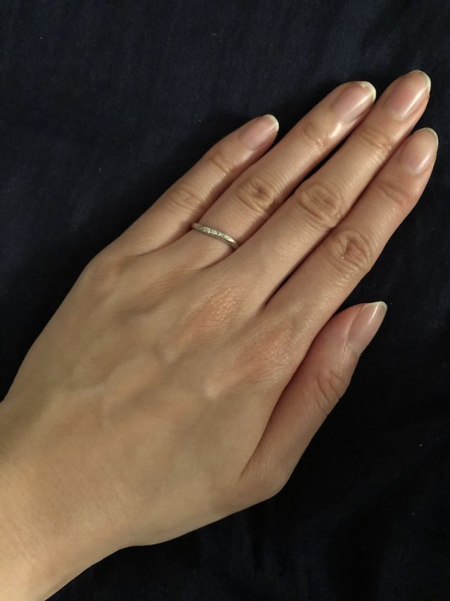 ウェーブのプラチナリングで、メレダイヤが5つ付いています