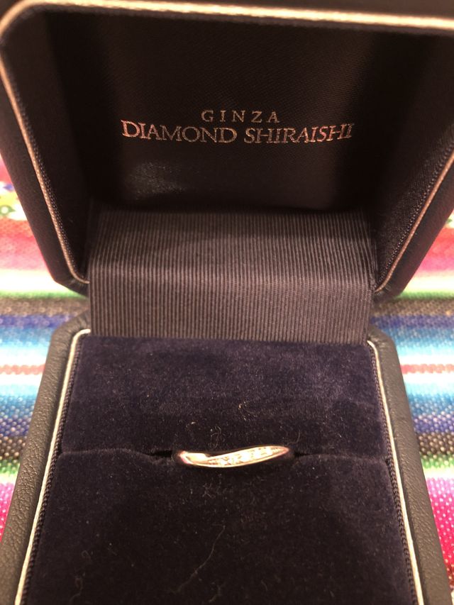 ウェーブのプラチナリングで、メレダイヤが5つ付いています