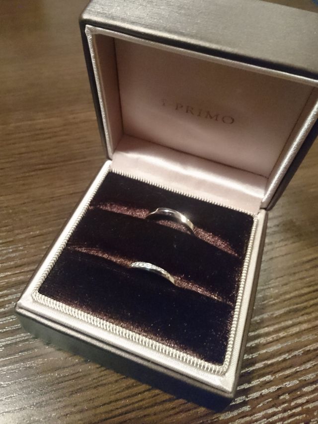 ストレートだけど斜めにデザインがある指輪