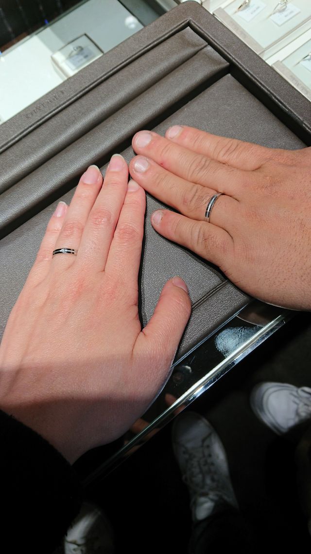 指輪の受け取りの際に初めて付けた時の写真