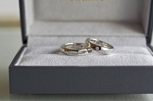 槌目の幅と指輪の幅にこだわりました。