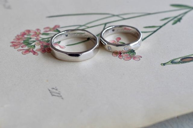 2人で幅4ミリにし、内側にブラックダイヤモンドを埋込ました