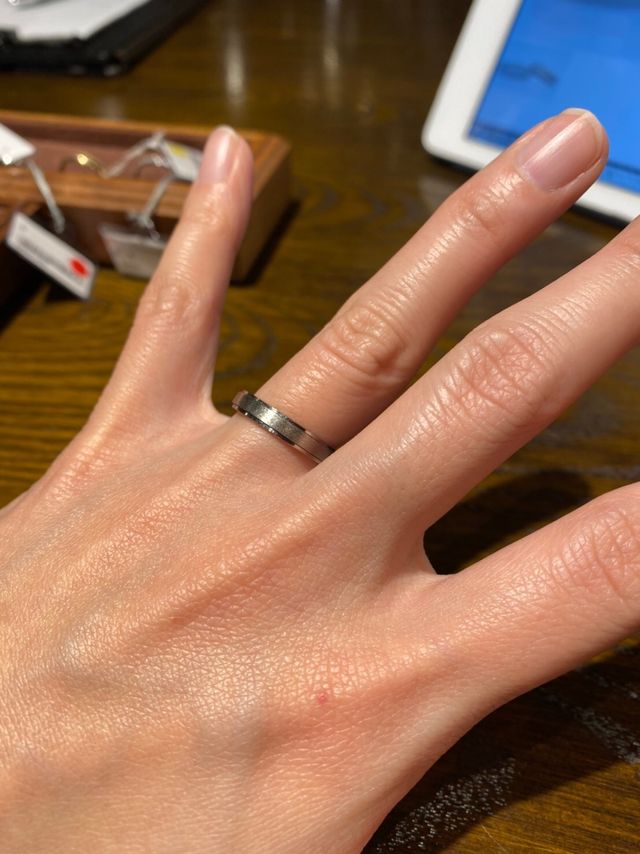 プラチナ900。平打ちでストレートの2つのラインを入れました