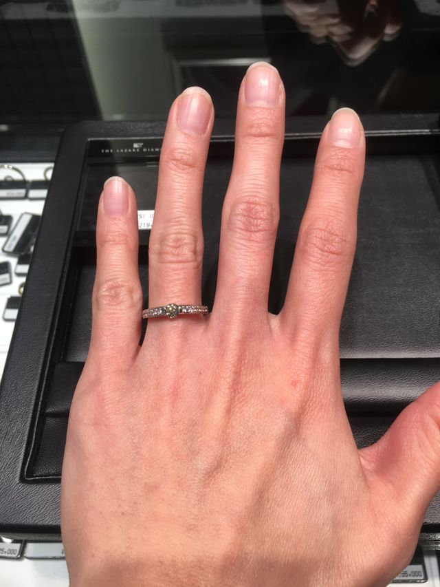 シルヴァンのデザインに0.3ct程度のダイヤを選定