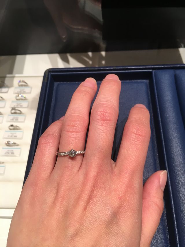 ウェーブデザイン。小さいダイヤが流れるように