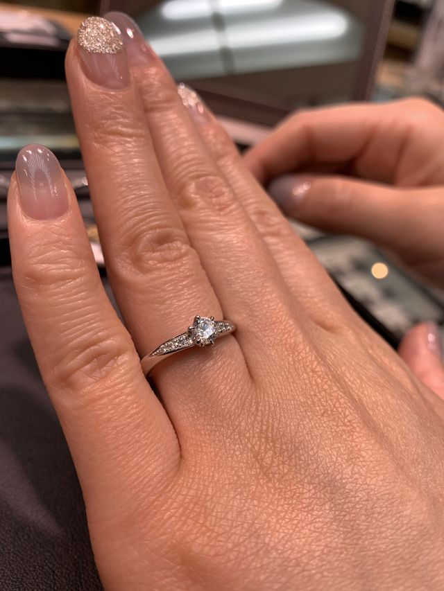 シンプルなデザインの婚約指輪