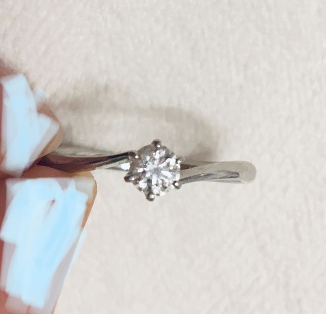 シンプルであるけれど、上品でどんなシーンにも合う素敵な指輪。