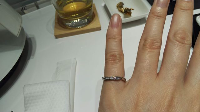 デザイン性のある結婚指輪です。