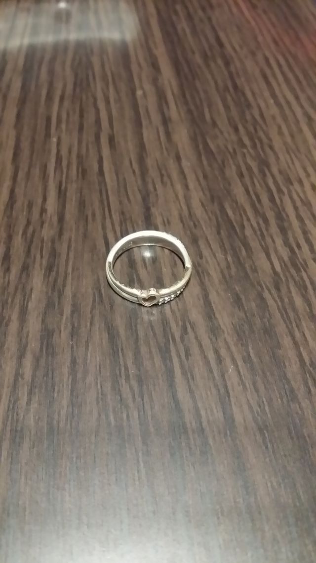 ハートが可愛らしい指輪です。結婚指輪で購入しました。