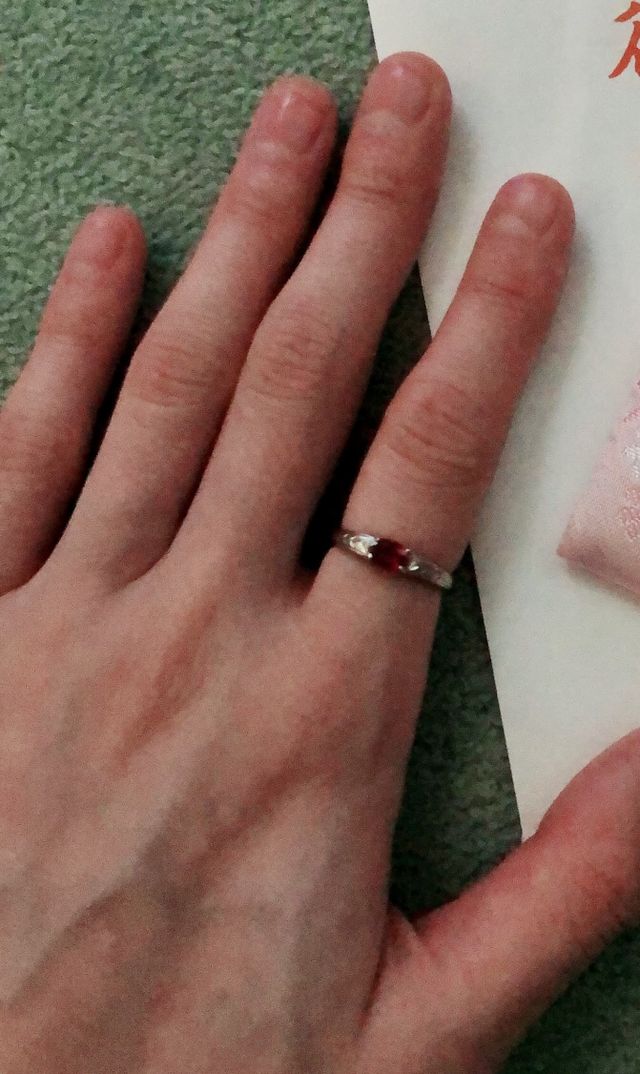 サイズ調整前の為、人差し指につけています