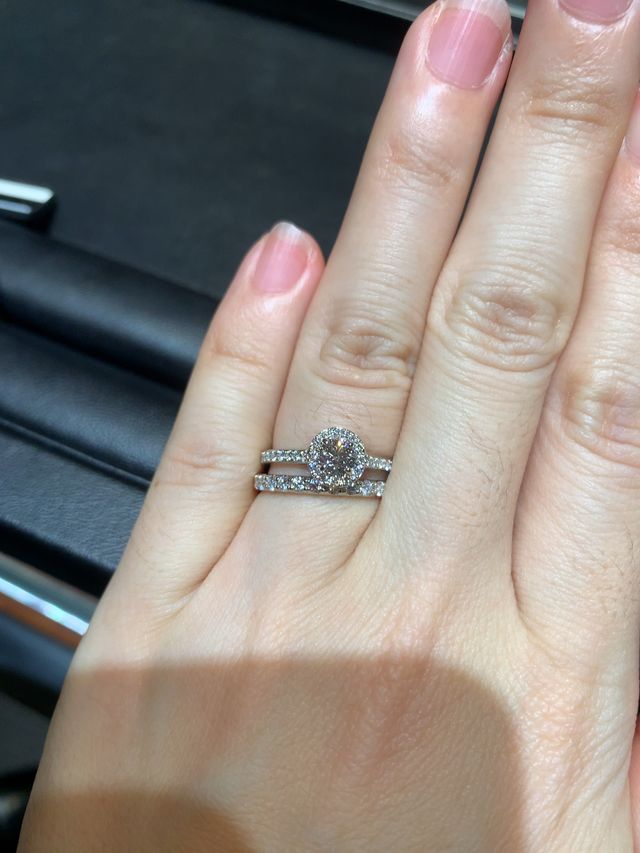 パヴェダイヤモンドで取り巻くタイプ