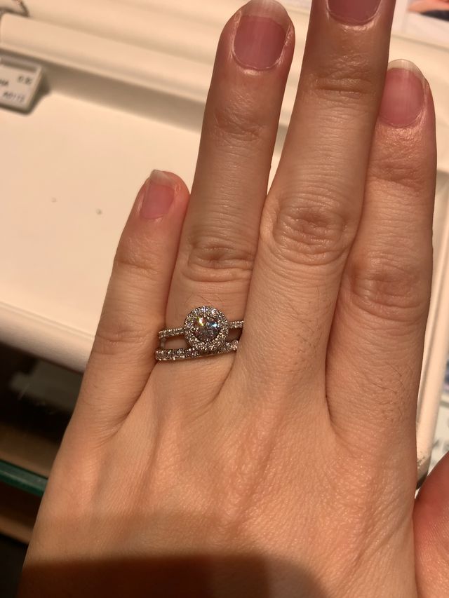 パヴェダイヤモンドで取り巻くタイプ